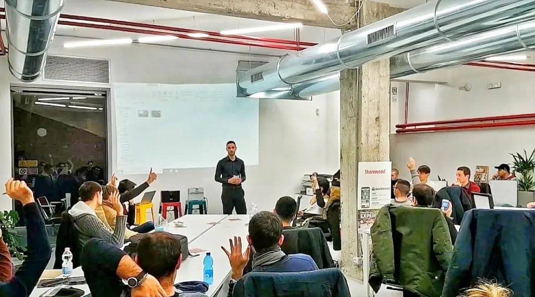 Luca durante un seminario dal vivo