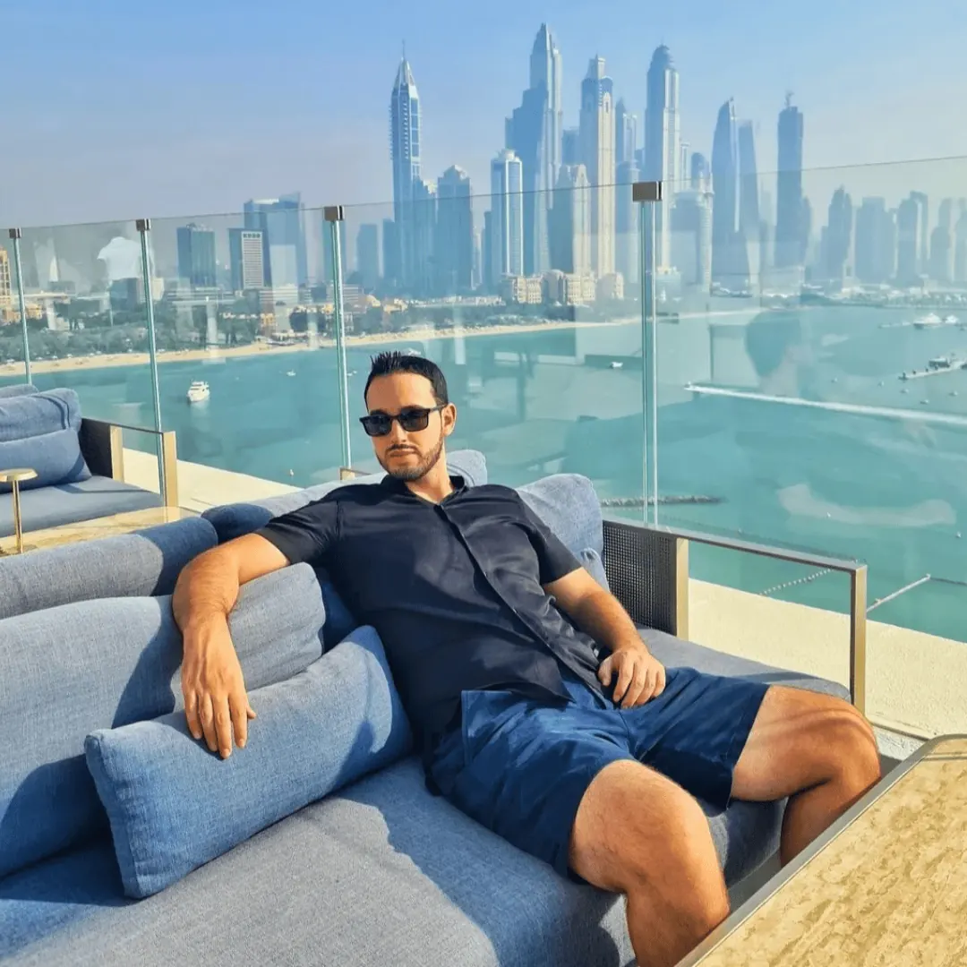 Luca a Dubai, dove vive stabilmente
